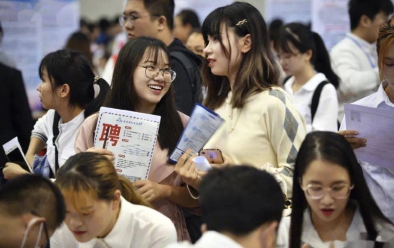 海归博士回国应聘211高校教师，吐槽工作体面工资低，成为月光族