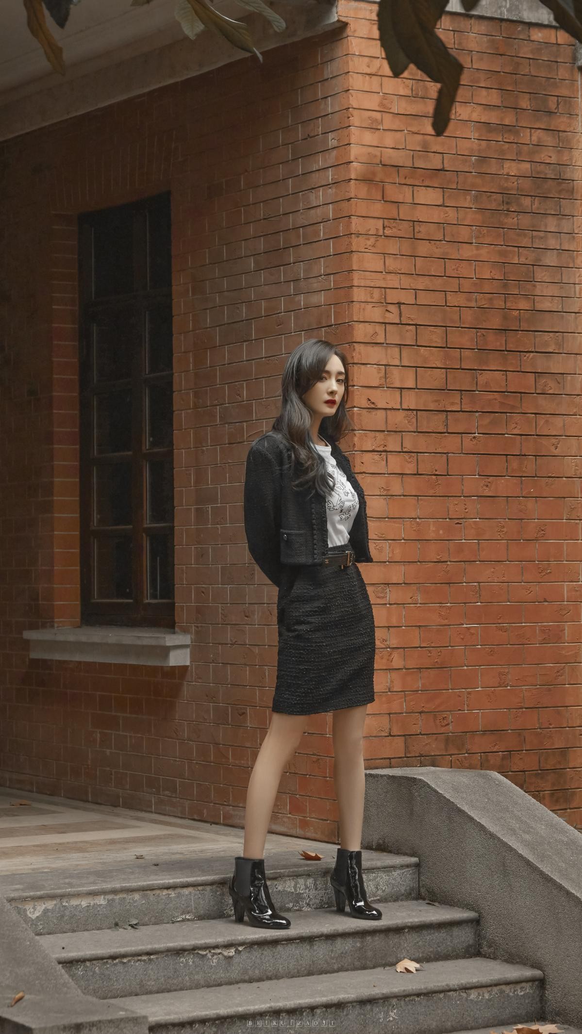 杨幂宋茜同框比美，两位女神都穿西装秀长腿，网友：状态都很好