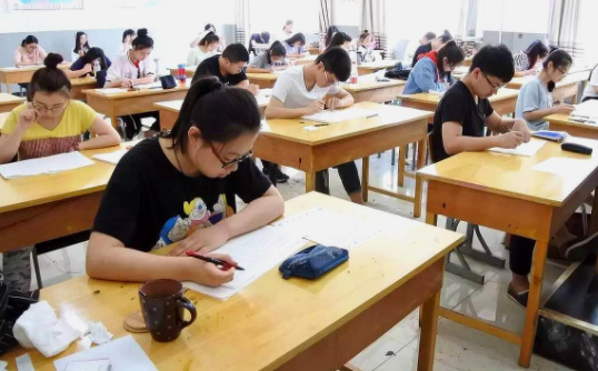 2022高考竞争或异常激烈，考生多少分有望上本科？班主任说出答案