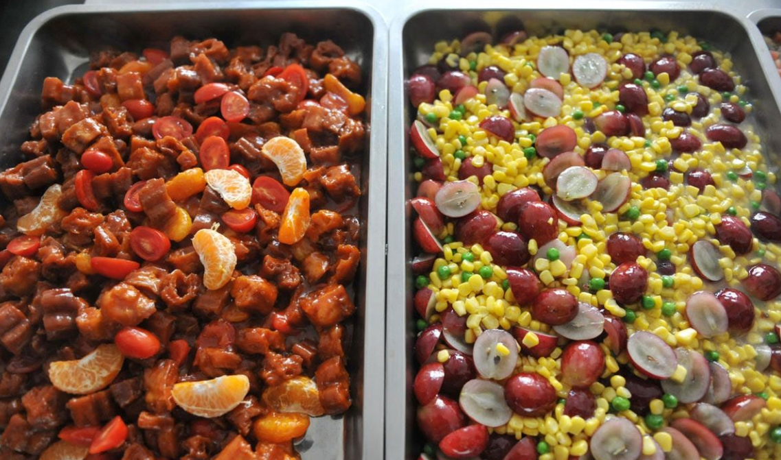 大学校园中的“阴间食堂”，看到食物有些灵异，学生直言难以下咽