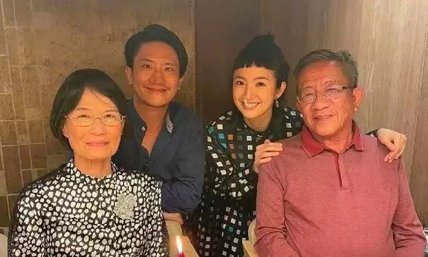 林依晨因老公缺席坐月子患产后抑郁，自我感动式婚姻被外人质疑