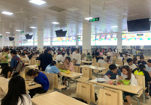 南京工业大学封校，食堂打出傲娇标语，网友：赤裸裸地“报复”