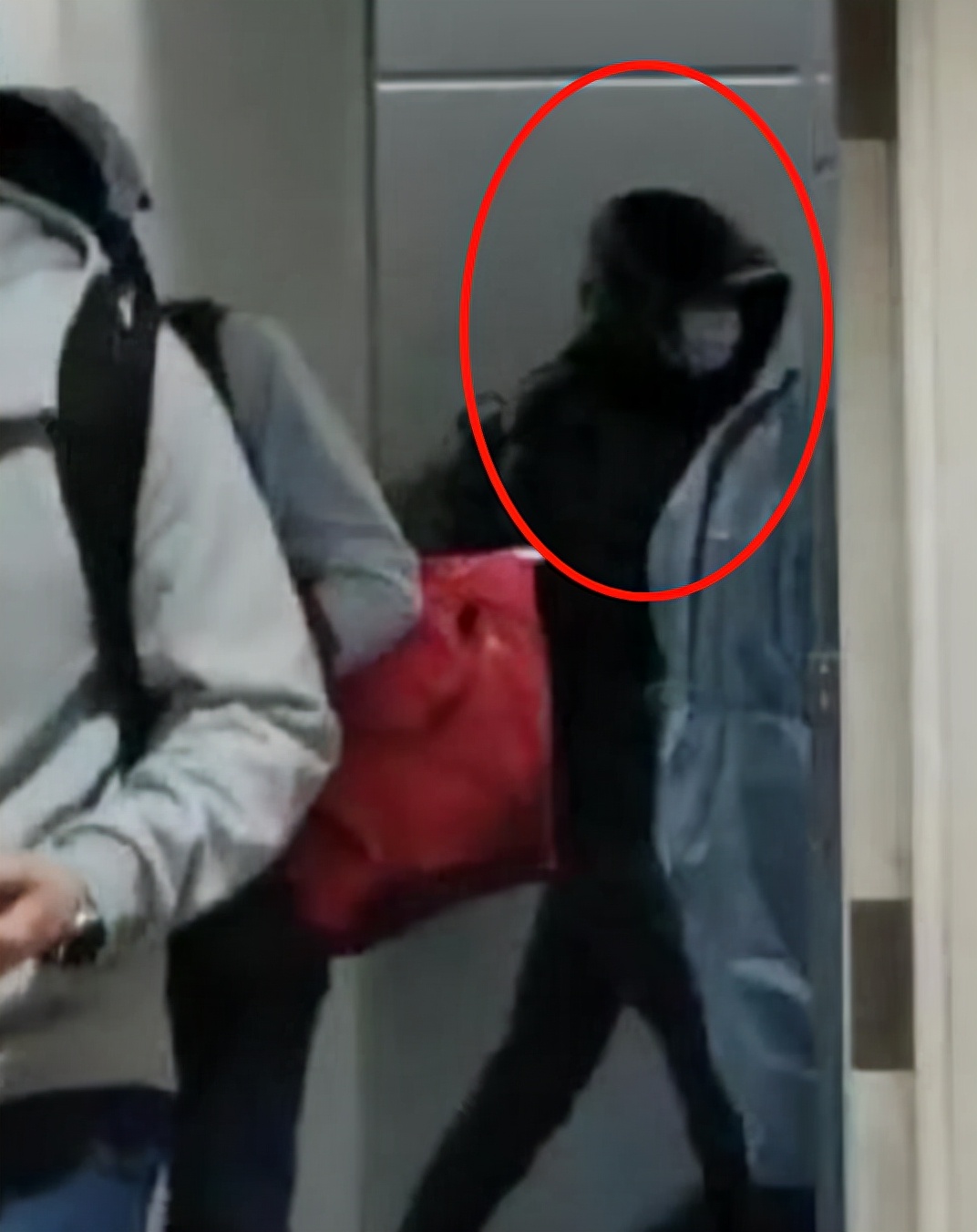 王力宏机场黑眼圈明显！车子故意冲撞记者，场面混乱人被压上栏杆