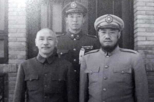 17岁女红军被俘，被马步芳奸污后赏给传令兵，逃跑时再遇杀人魔头