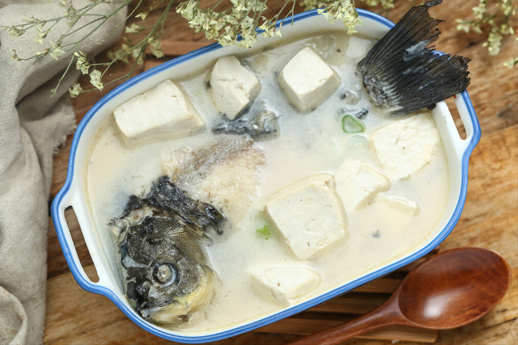 不管炖什么鱼汤，牢记5不放窍门，炖出来的鱼汤鲜美奶白，无腥味