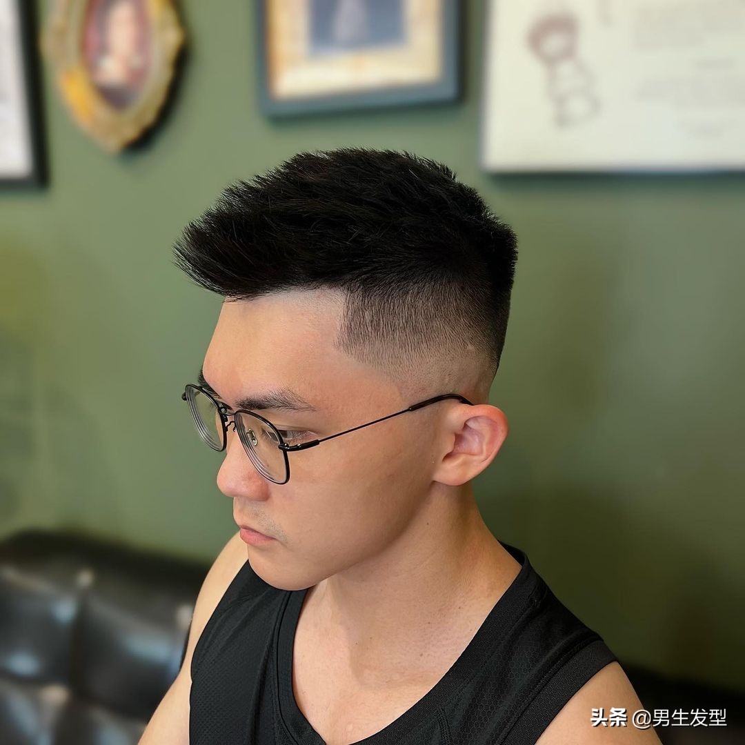 天熱了,男生別亂剪頭髮,試試這幾款潮流髮型,越剪越帥氣 形象穿搭 第5張-戀愛小秘書-娜米 天熱了,男生別亂剪頭髮,試試這幾款潮流髮型,越剪越帥氣 形象穿搭 第5張