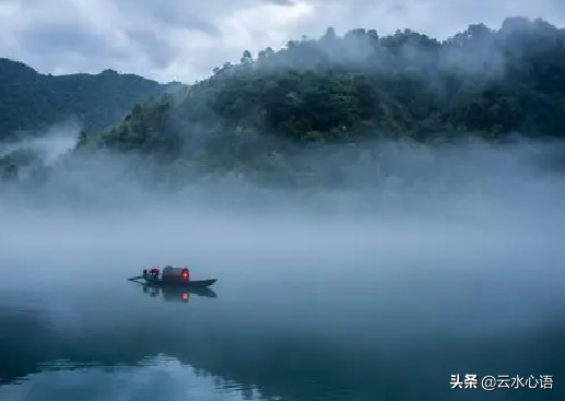 两首泛舟湖面的五律，笔法细腻，悠然快乐，令人仿佛身处幻境