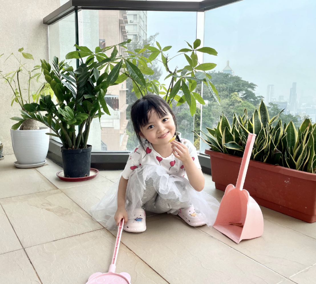 熊黛林晒双胞胎女儿做家务，姐妹俩打扫阳台，被妈妈温柔大赞好乖