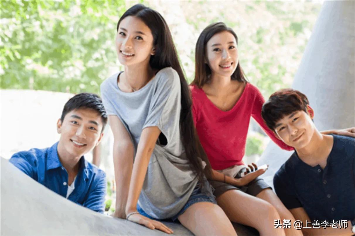 女大学生给男朋友送礼物，引整楼羡慕，网友：那声老婆过分了啊