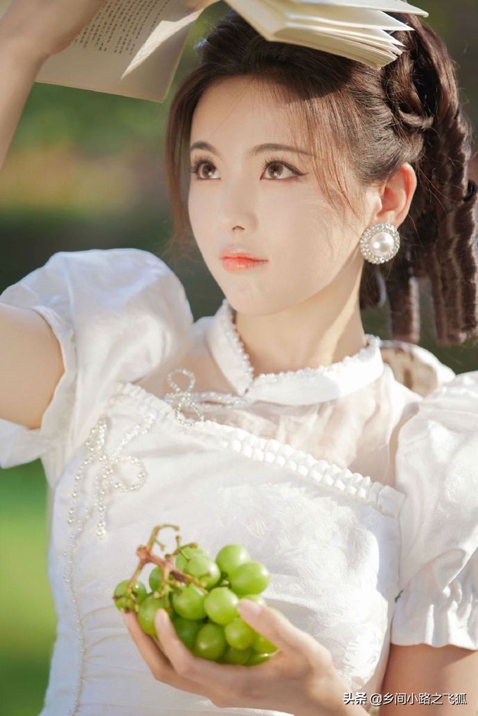 《说英雄》主演拍豪门世家大片 杨超越穿白裙宛若民国大小姐