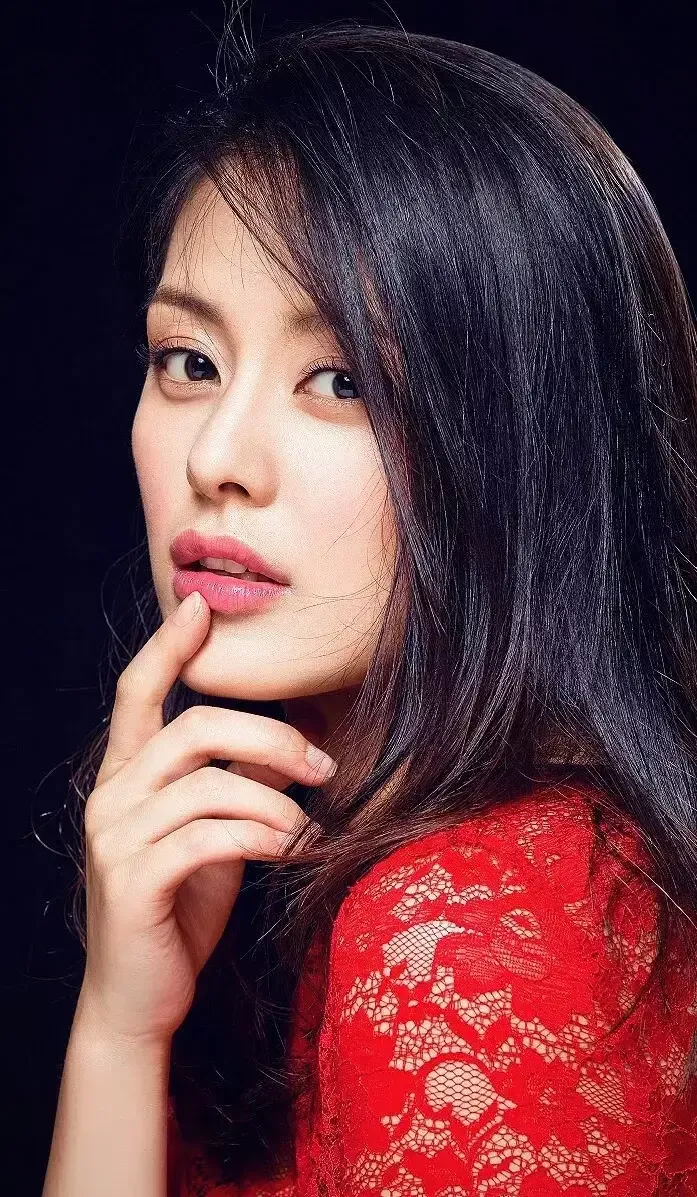 44位明星驾驭的红色服饰典雅大方，由内而外散发出自然的美感