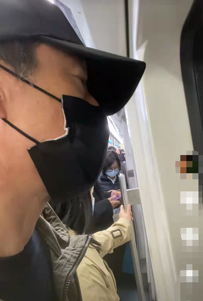 58岁戏骨乘北京地铁上班，人太多被挤到快贴门，全程自拍无人认出