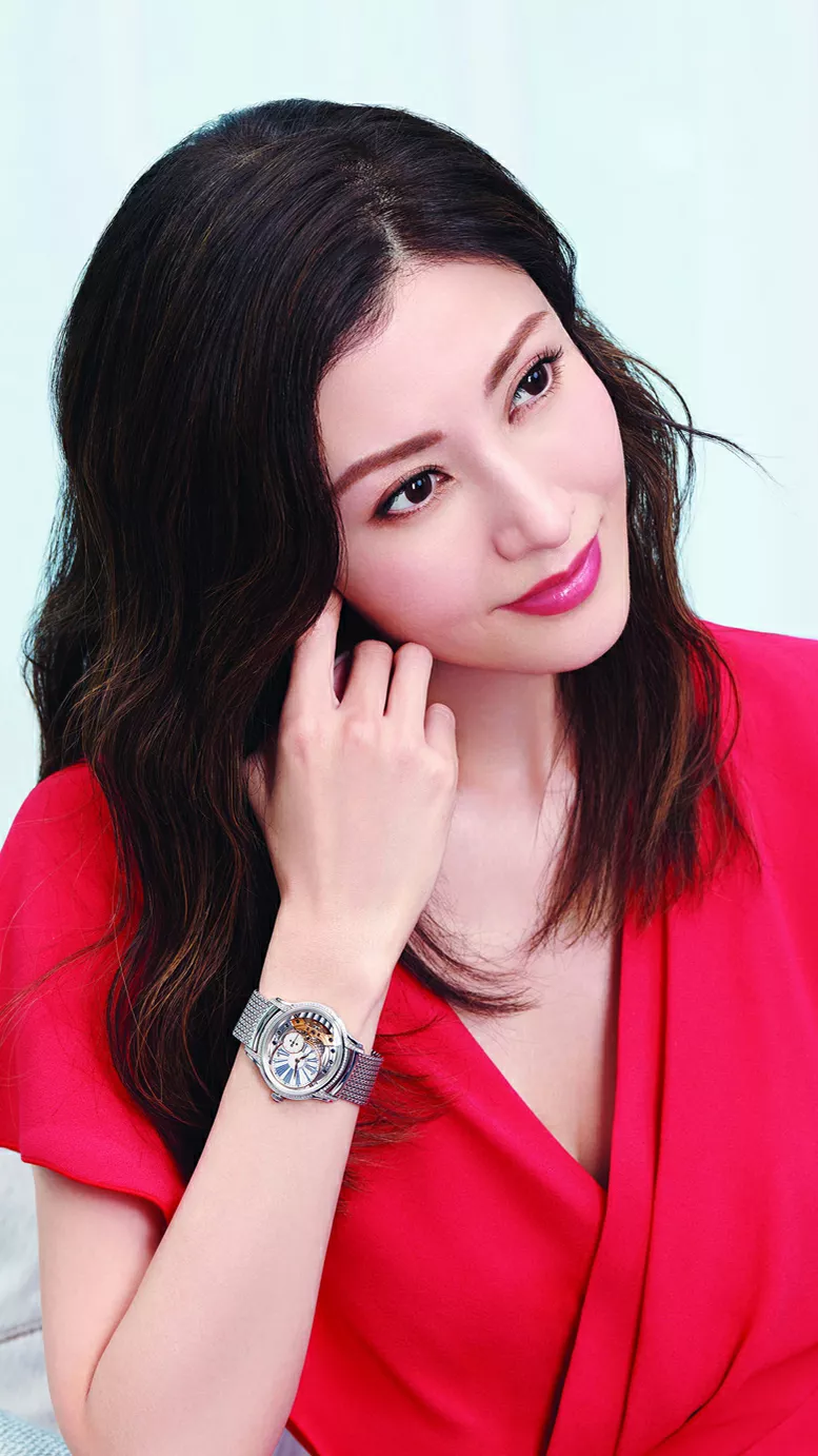 44位明星驾驭的红色服饰典雅大方，由内而外散发出自然的美感