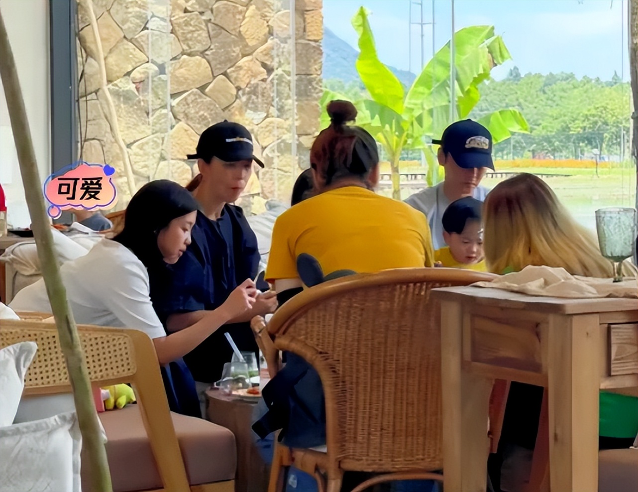 蔡少芬顺利返港，时隔半年与陈法蓉合体，头贴头喝奶茶姐妹情深