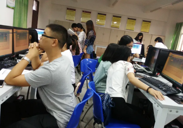 曾备受追捧的会计学专业，如今“跌落”神坛，百万年薪不香了？