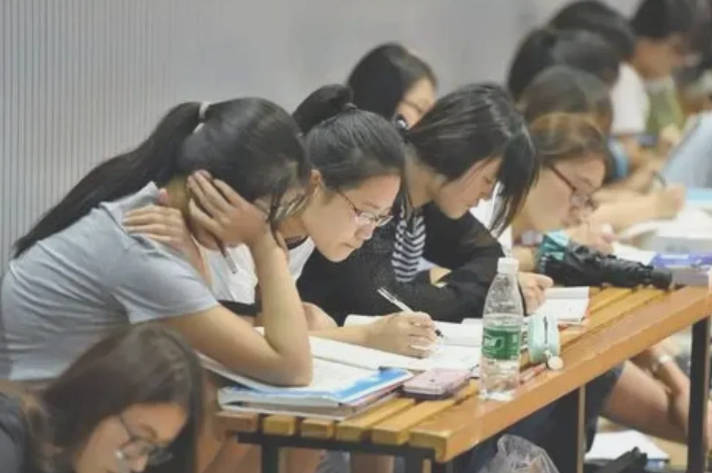 大学生生活费档次排行，2000能富足过一个月吗，到平均水平了吗？