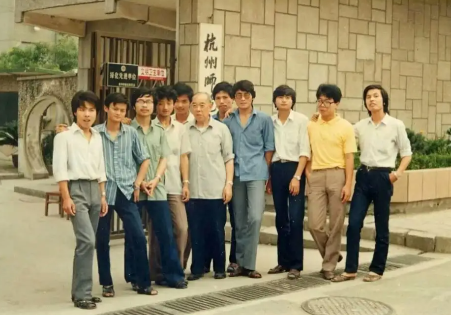 马云雕像在“废墟”中被发现？杭师大给出回应，竟然是个乌龙