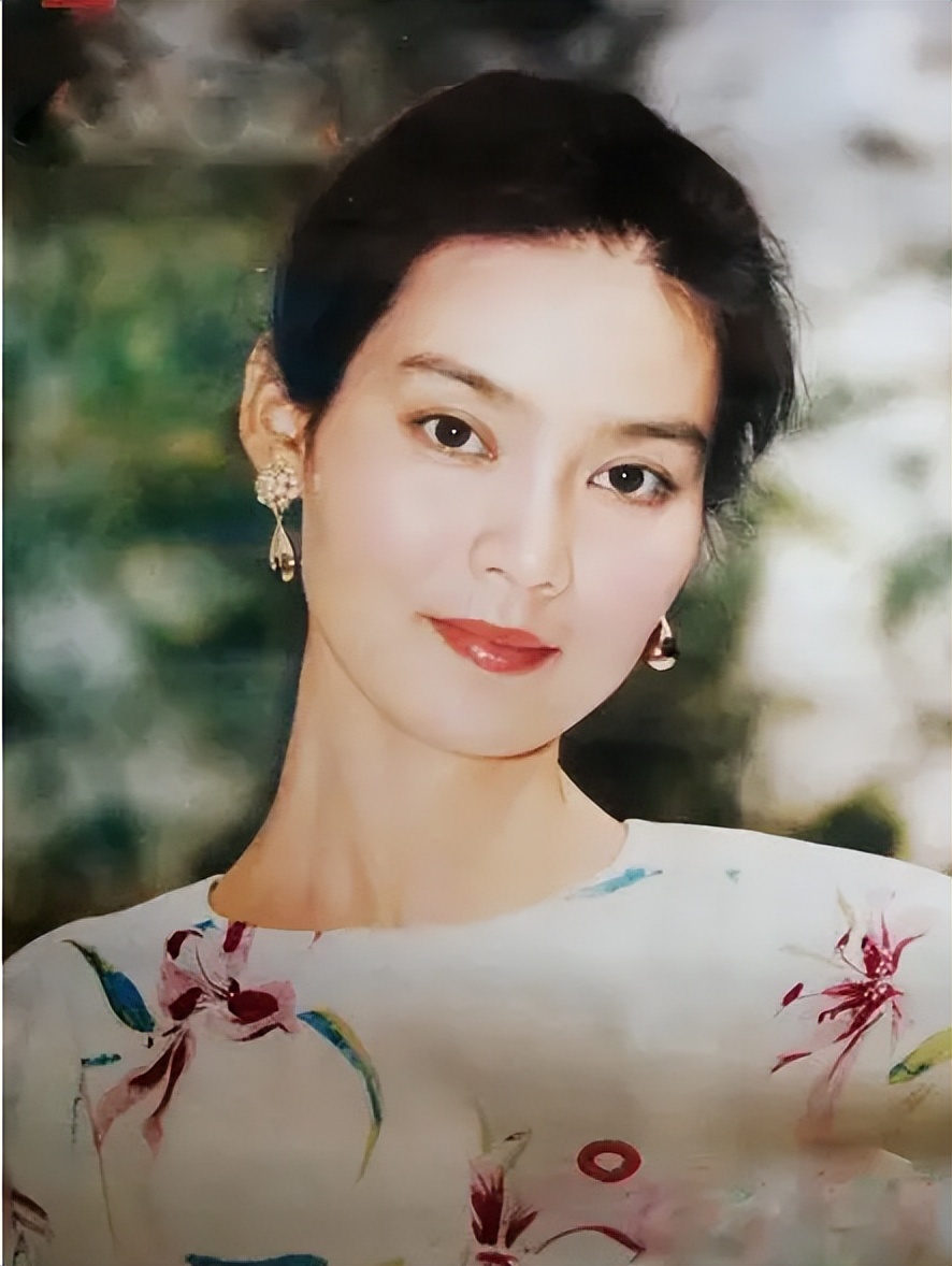 50年代出生的内地女明星,总有一种蓬勃生命力的美,璀璨夺目