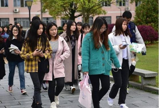 公办专科和民办三本怎么选？找工作时才发现，两者不在同一起跑线