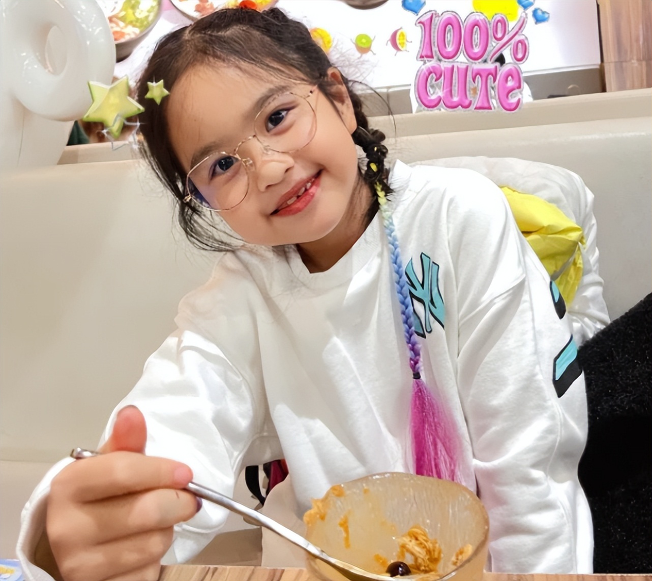 包贝尔夫妇为女儿庆生，7岁饺子打扮隆重，与宾客轮流合照星范足