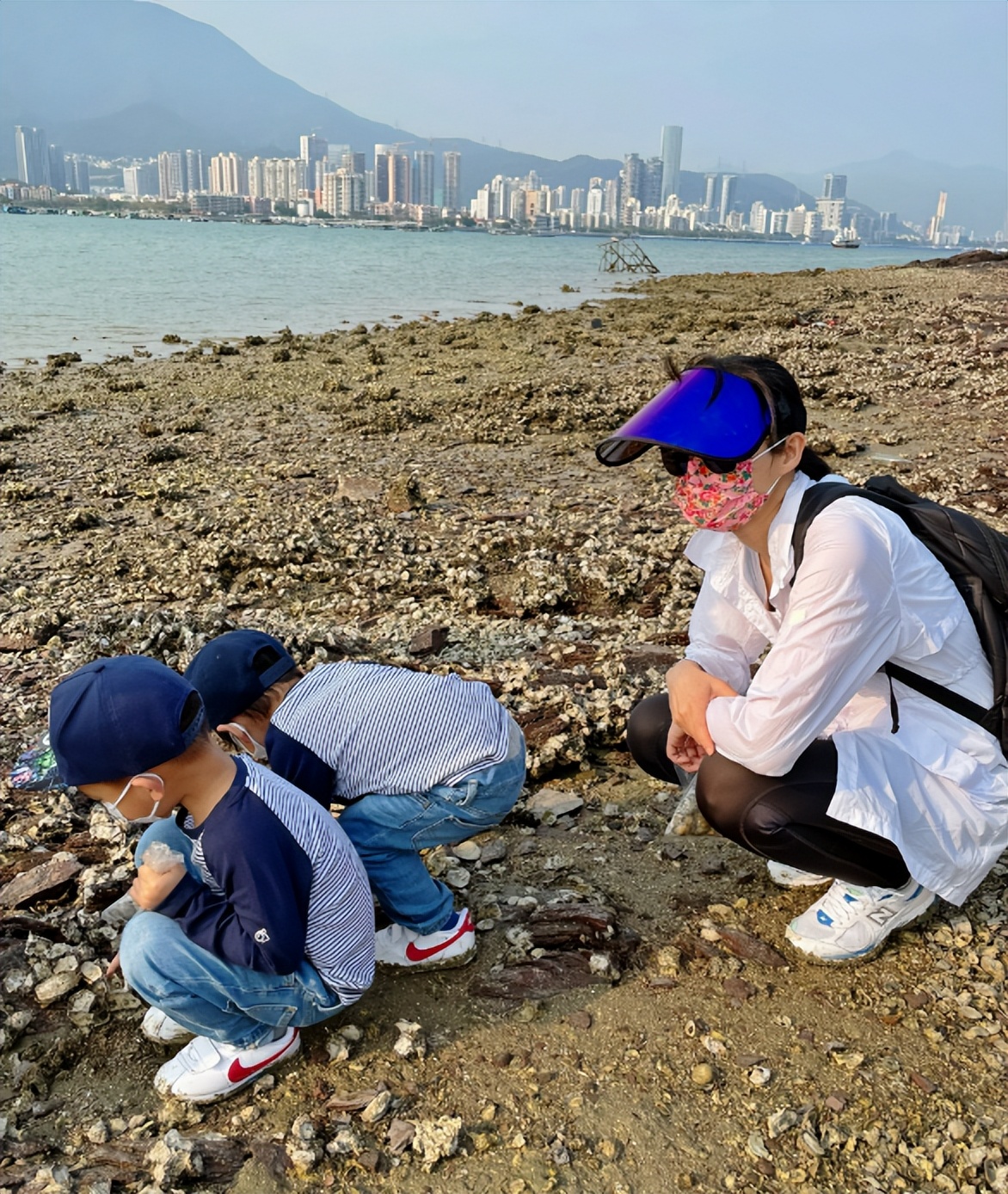 胡杏儿素颜吃海鲜大餐，碗里螃蟹比脸还大，主动打包剩菜毫无架子