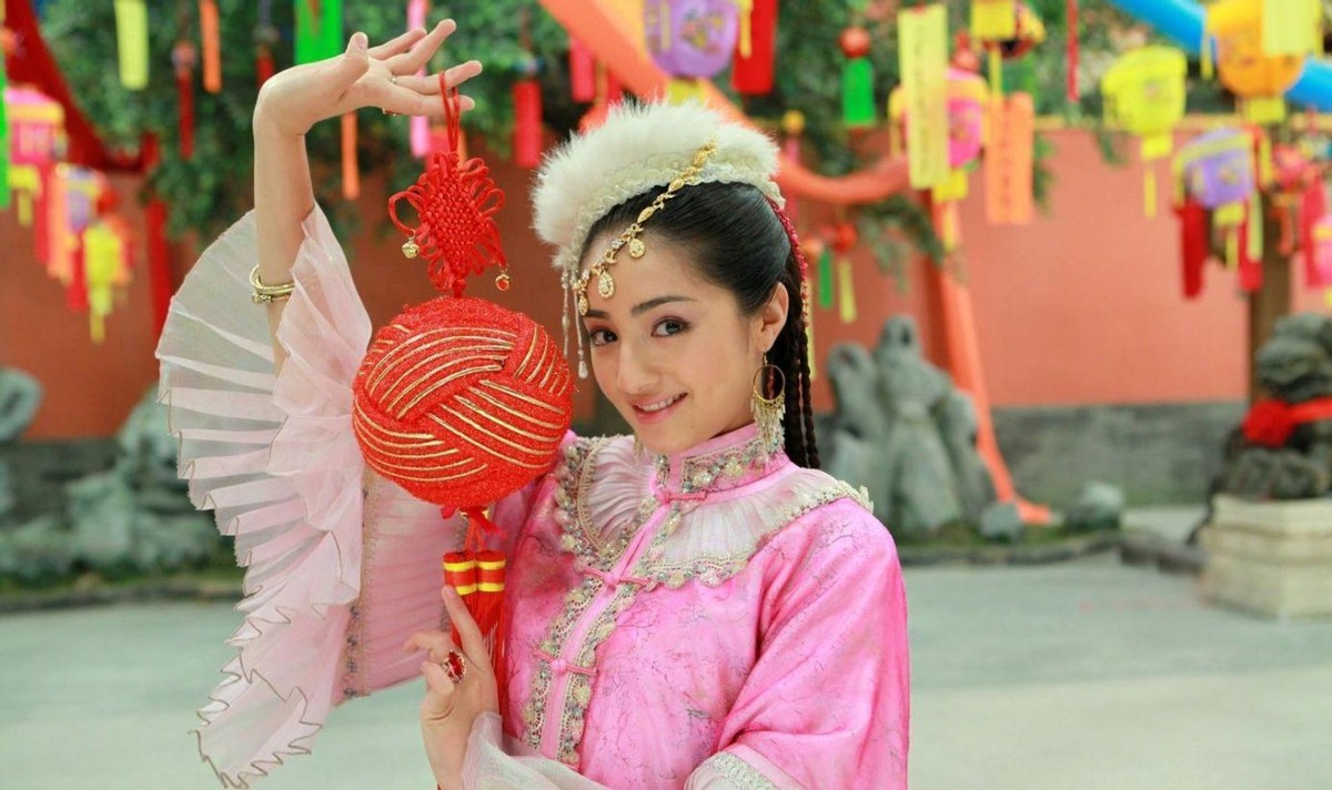 她演绎了美丽的岚裳公主,身为人鱼的她仙气飘飘.