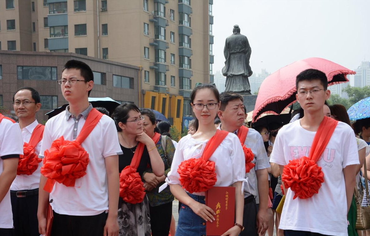 那些成为高考状元的学生，都来自什么家庭？很多都是“三有家庭”