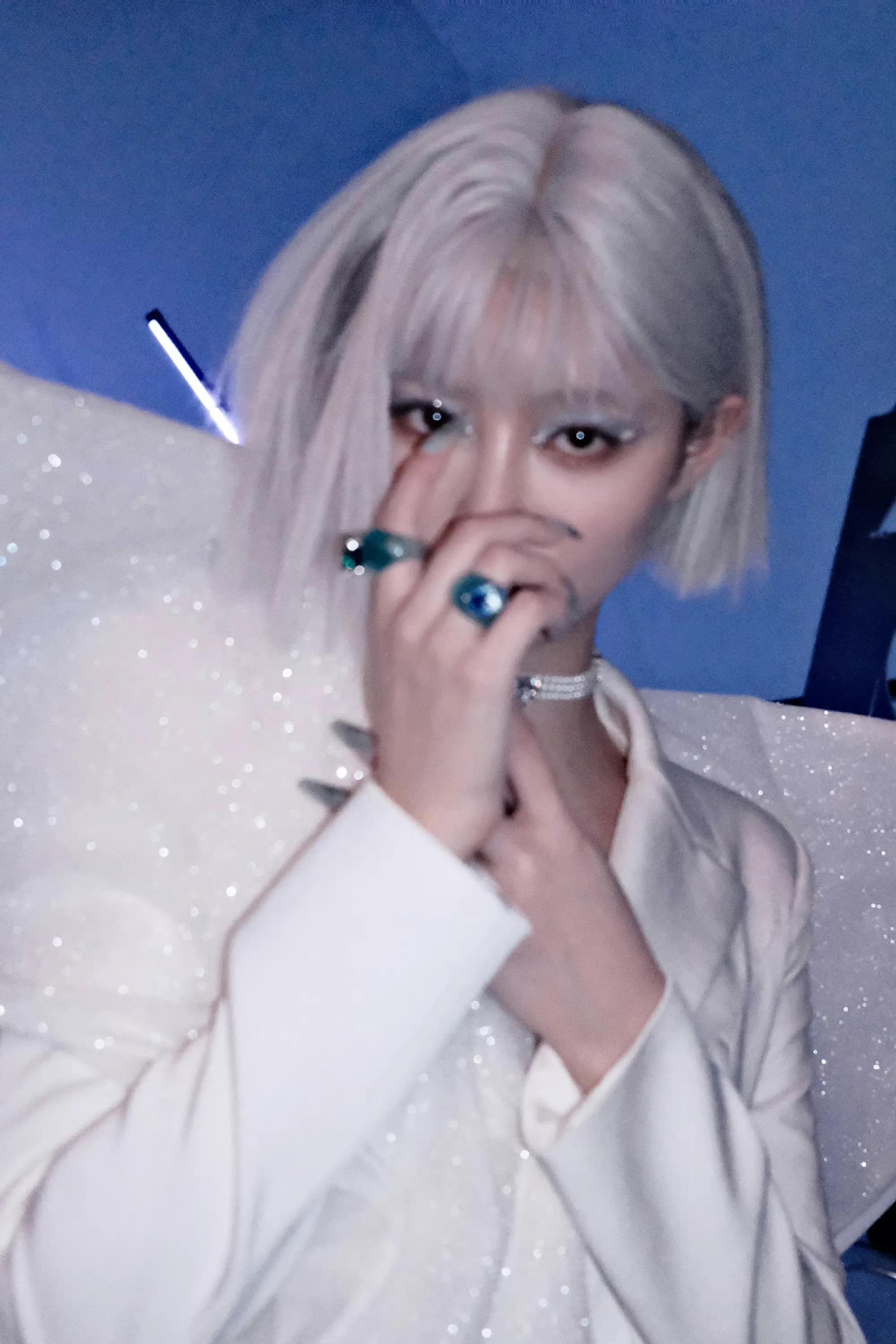 许佳琪银发，张艺兴银发，同是爱豆出身，同是银发造型，谁更好看