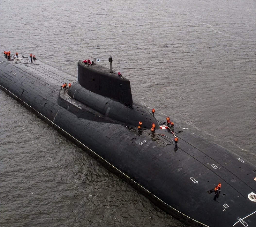 排水量5万吨堪比航母,941型战略核潜艇,世界最大的"深海幽灵&