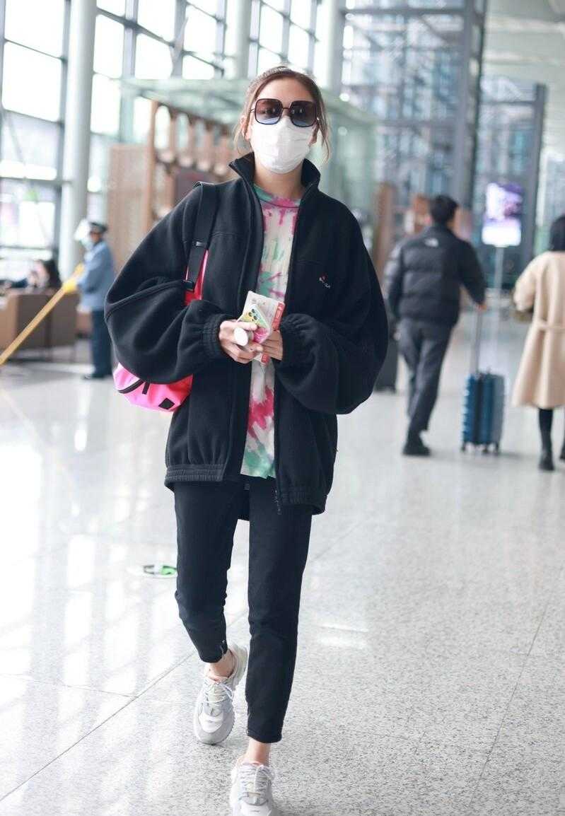 38岁的应采儿真会穿，一身黑色搭配彩色T恤，洋气不说还很高级