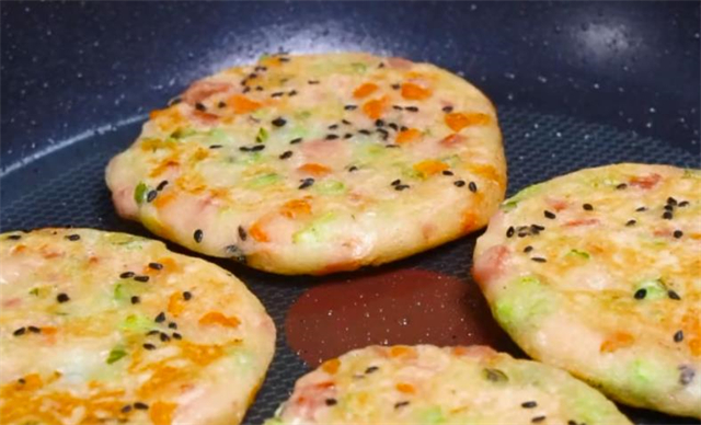 这才是土豆饼最好吃的做法，不加水，不加鸡蛋，软糯鲜香太美味