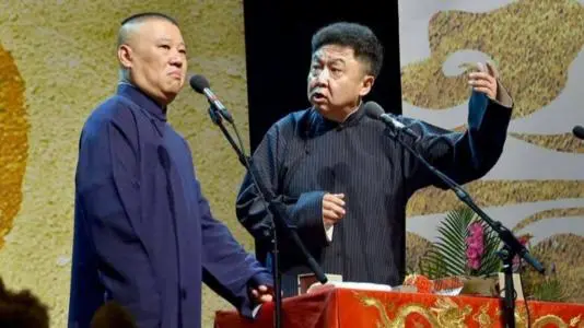 观众破口大骂脏话，郭德纲沉着应对，3句反问让对方羞愧离场