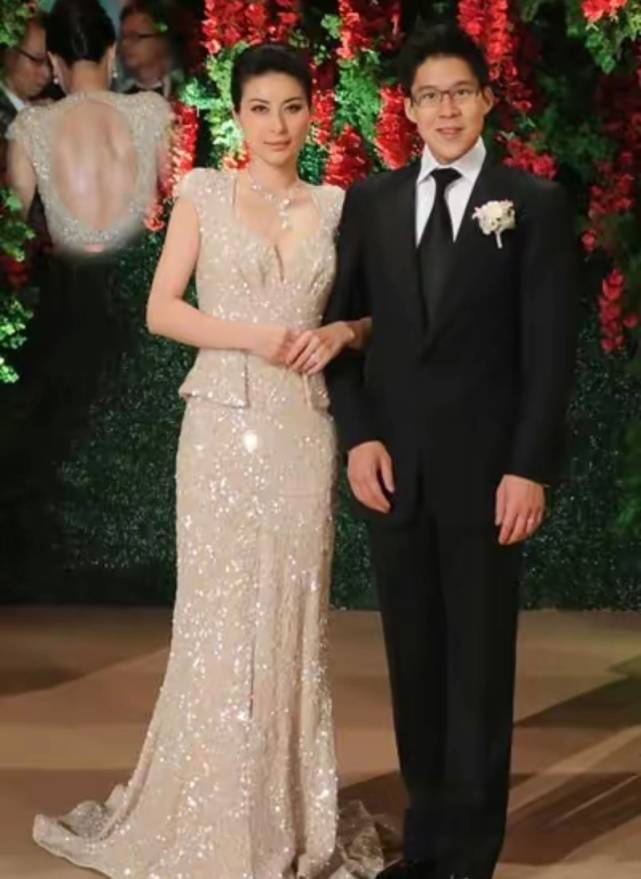 郭晶晶同框超模吕燕，穿斜肩上衣配直筒裤，输了外表赢了气场