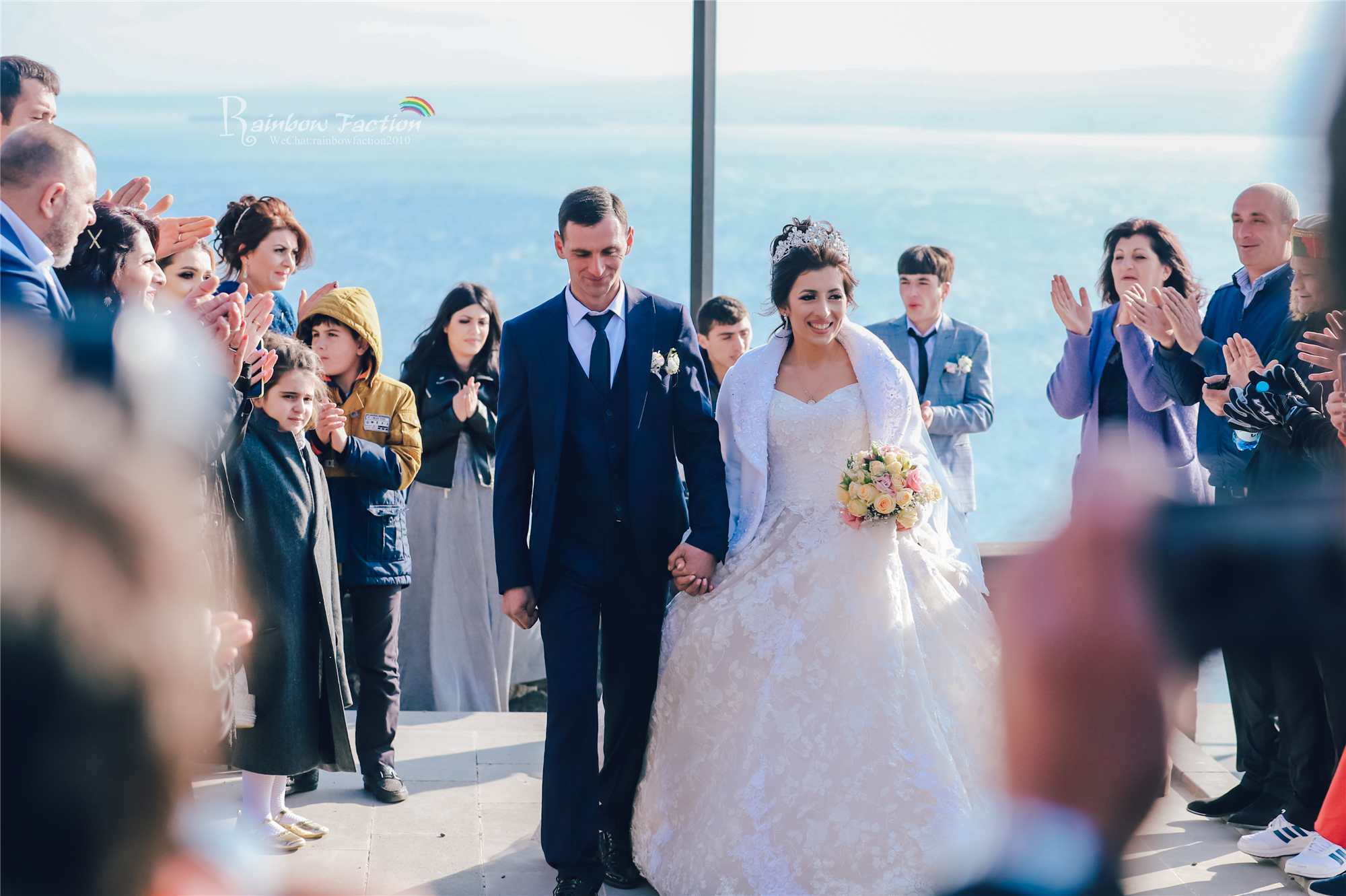 在亚美尼亚塞凡湖，邂逅一场浪漫美丽的婚礼