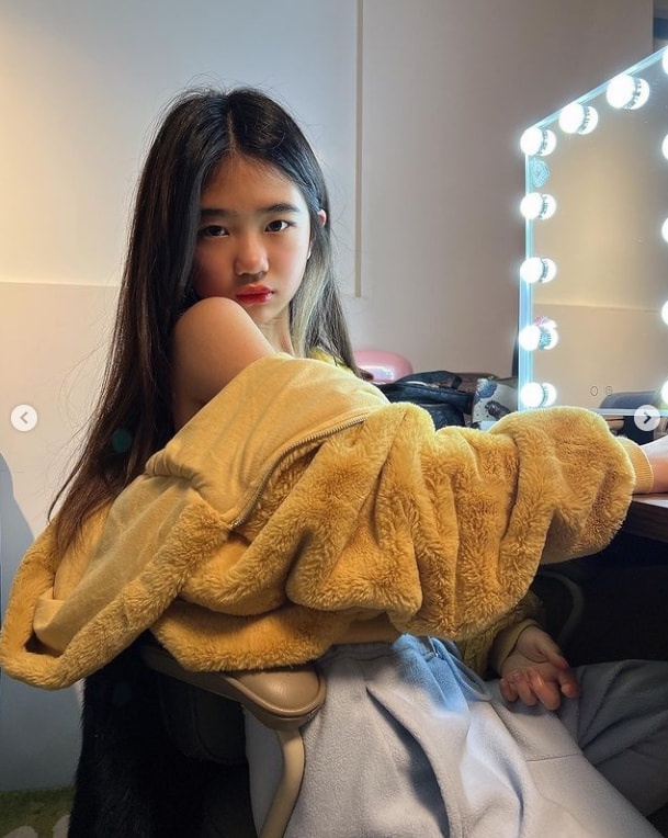 曹格女儿近照曝光，11岁Grace整容式长大，自己化红唇美妆超有范
