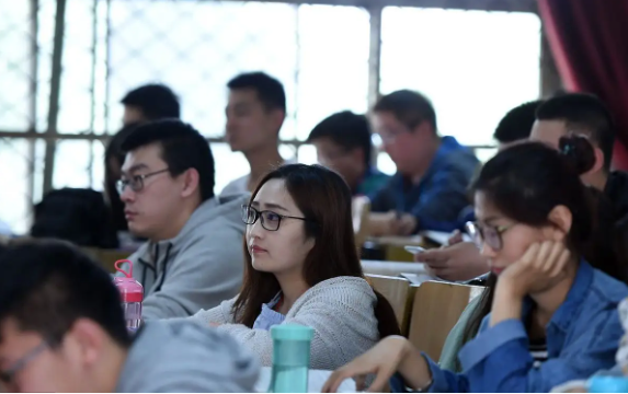 清华学霸因颜值走红，长相帅气专业优质，但网友为其发际线担忧