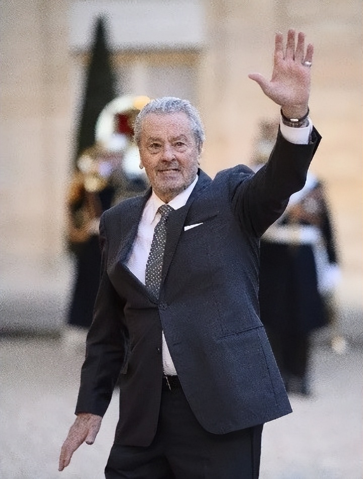 阿兰·德龙3个儿子：颜值差父亲一大截，私生子最像他却从未被承认