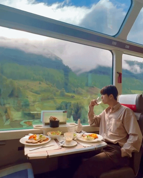 这个风光不输瑞士的省份，今年，就要开通全景观光山地列车了
