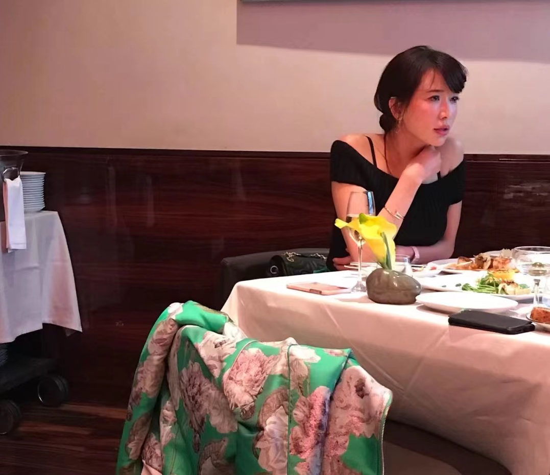 林志玲在纽约高档餐厅被偶遇，47岁肤白貌美，戴9万元手镯露锁骨