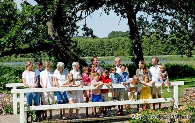 丹麦女王登基50周年纪念日，王室阖家出席晚宴，幸福美满的一家子