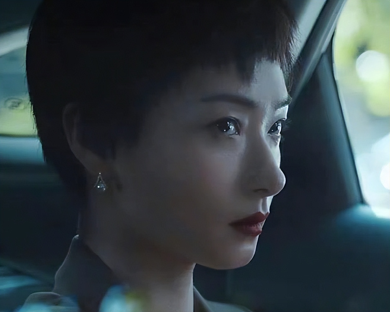 《庭外》首播：夏雨稳健，罗晋入戏，万茜惊艳，悬疑剧该出王炸了