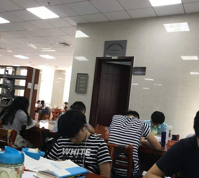 武大女生发长文怒斥占座乱象，堪称讽刺文学大师，“学姐”认怂