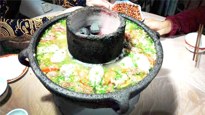“土火锅”并不“土”！宜宾高县土火锅：冬日里的潮流美食