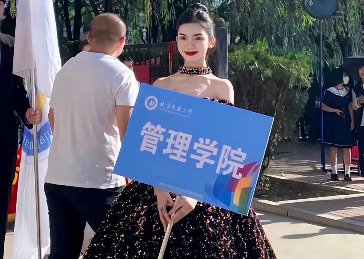 大学运动会举牌女生颜值高，好似迪士尼在逃公主，男生目不转睛