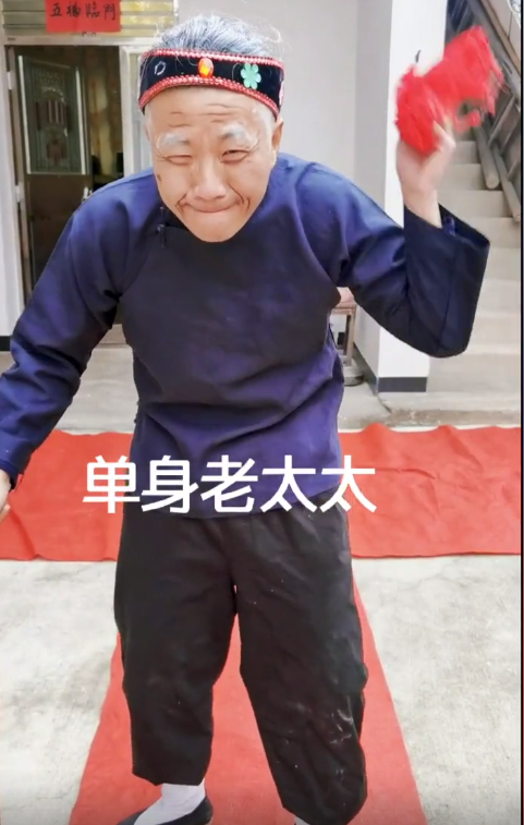 爱表演的生哥：模仿老太太走红圈粉400万，被赞“第二个宋小宝”