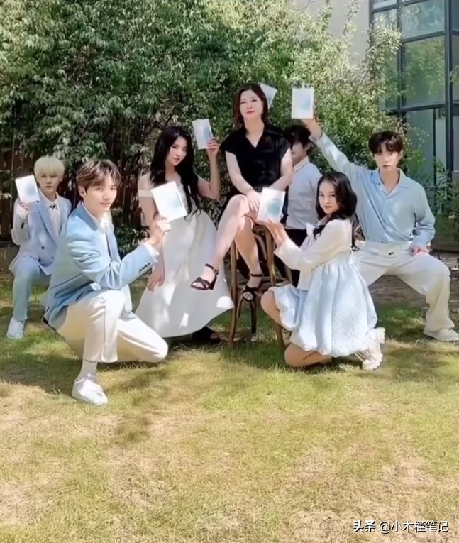 杜华与艺人拍土味视频，站C位气场强大，网友：还好王一博红的早