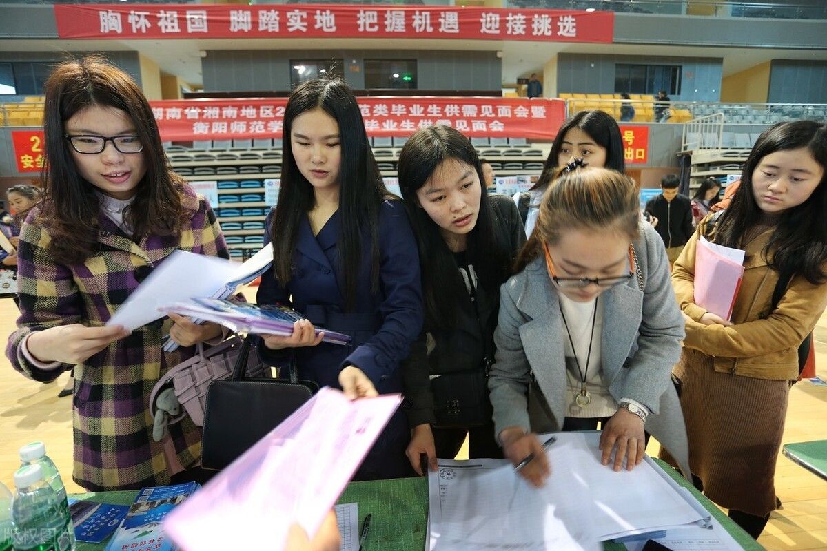 什么是公费师范生？学费全免，毕业就是铁饭碗，值得报考吗？