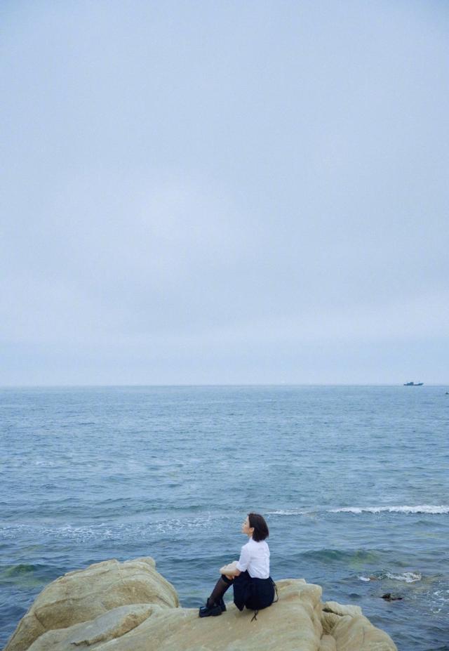 毛晓彤海边美照,白色衬衫搭配黑色短裤,大显清纯靓丽气质