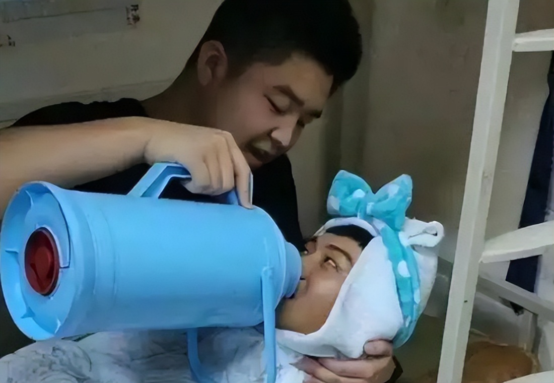 大学生寝室奇葩操作，老师突击查寝现端倪，网友：被埋没的发明家