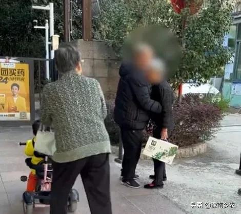 白发苍苍老夫妻无奈相拥泪别，妻子：这次分开怕再也见不到老伴了